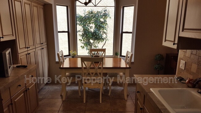 Building Photo - 545 S Valley View Dr