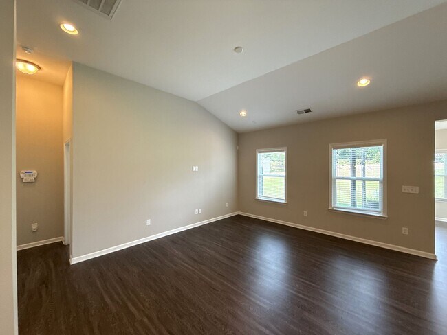 Building Photo - 3-Bedroom Home in University!