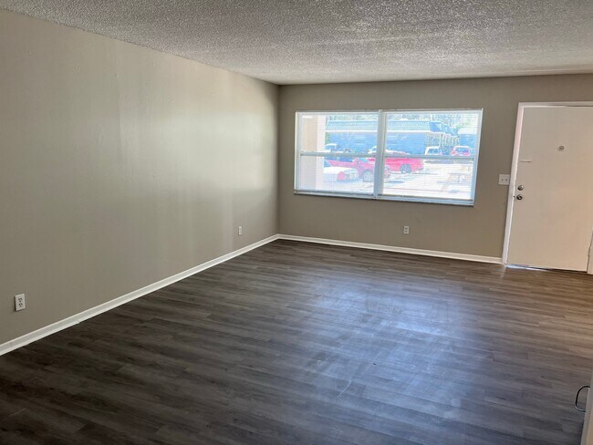 Building Photo - 2 Bed/1 Bath - Unit 106