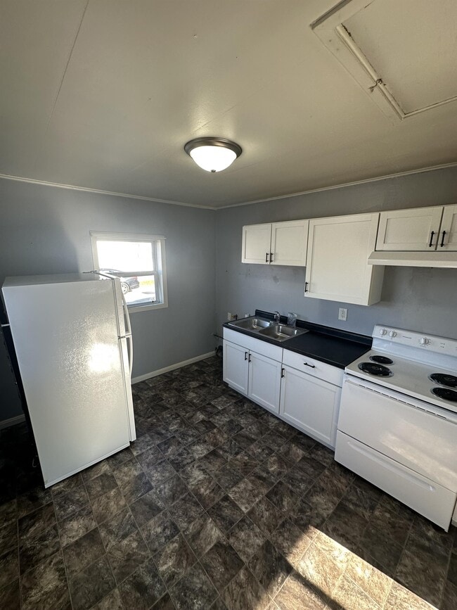 923925 Raton Ct Unit 925A, Manitowoc, WI 54220 Room for Rent in