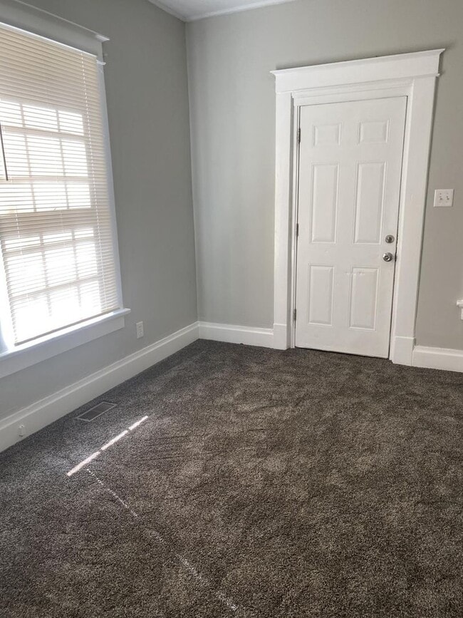 Building Photo - Cute 2 bedroom 1 bath