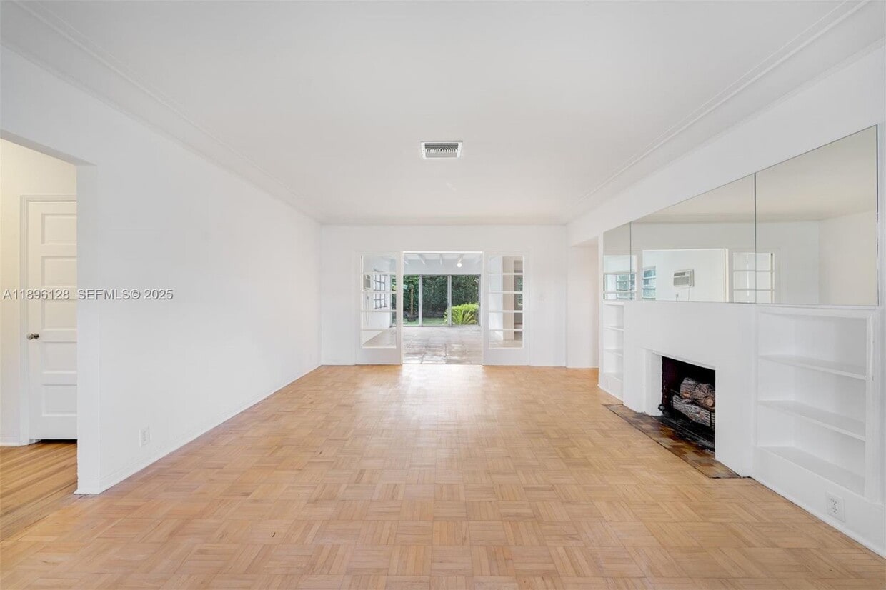 Building Photo - 520 W 51st Ter