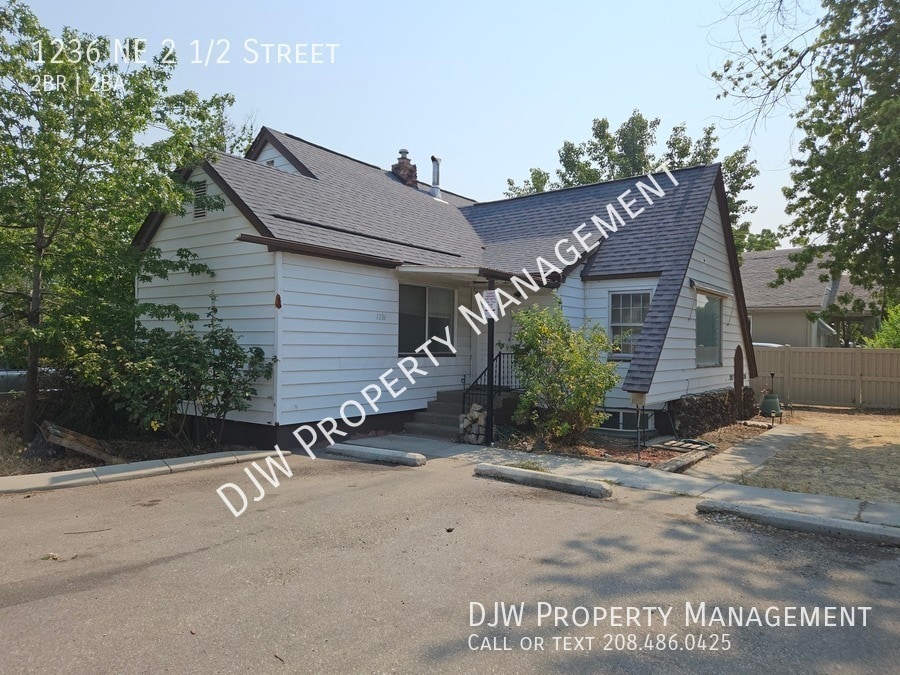 Foto principal - Custom Built Ins and Hardwood Floors!