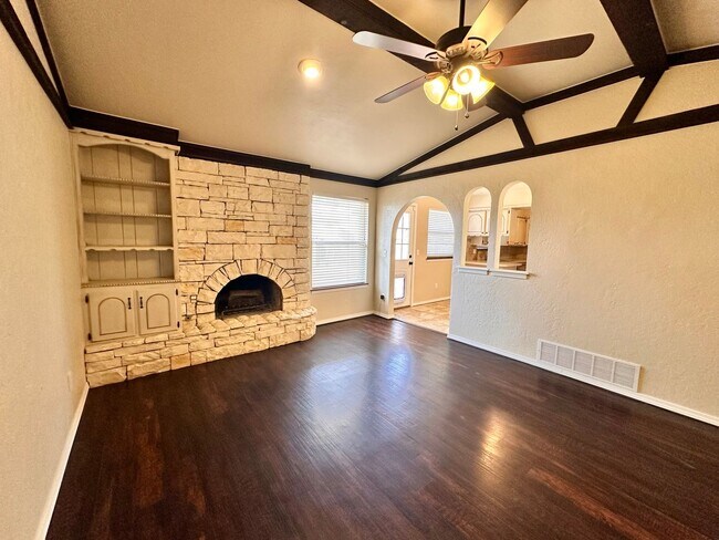 Foto del edificio - Spacious three bed home in Moore