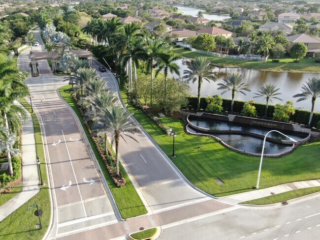 Foto del edificio - 4463 Rainbow Ave