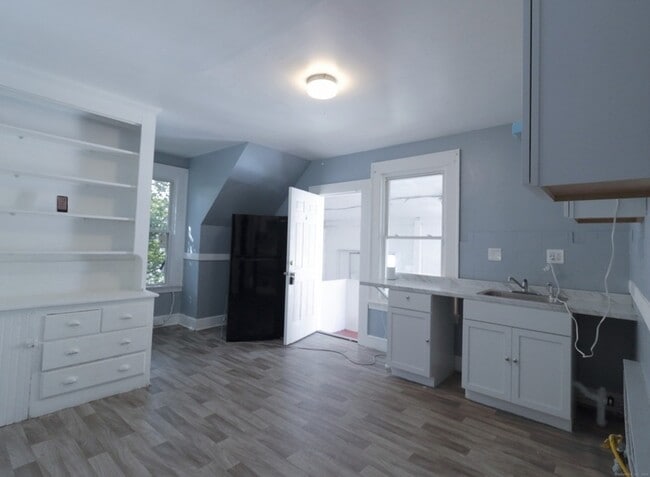 Building Photo - 215 Willow St