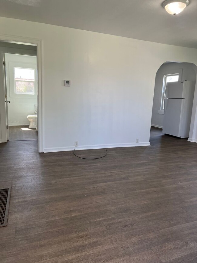 Building Photo - Recently Remodeled 3 bedroom 1 full bathro...