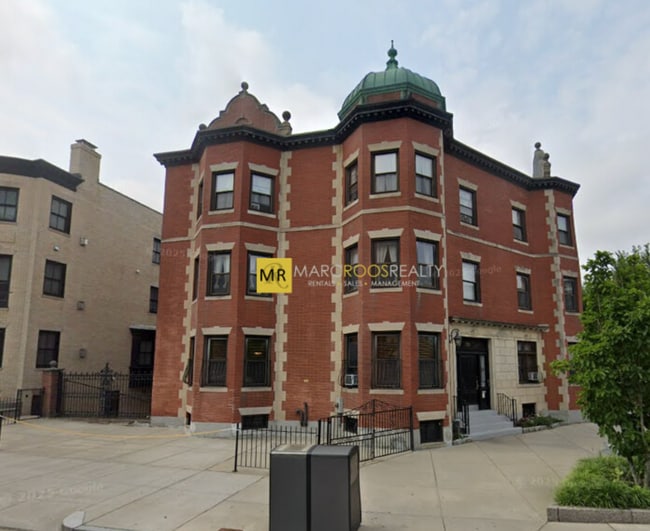 Building Photo - 905 Beacon St