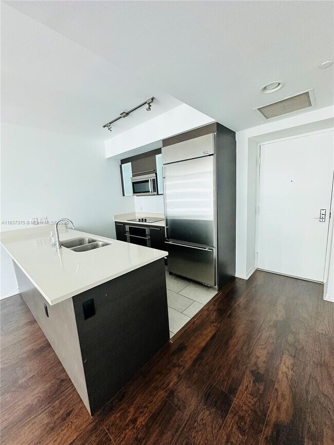 Building Photo - 500 Brickell Ave