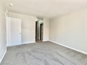 Building Photo - 1405 E Vegas Valley Dr