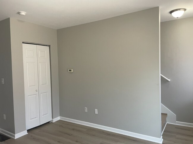 Building Photo - 113 E 9th Ave