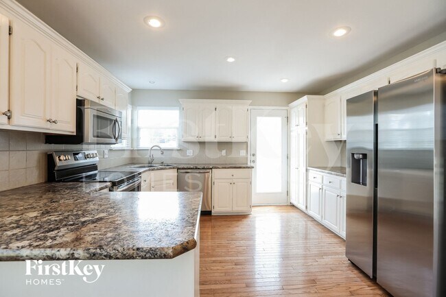 Foto del edificio - 20807 W 72nd St