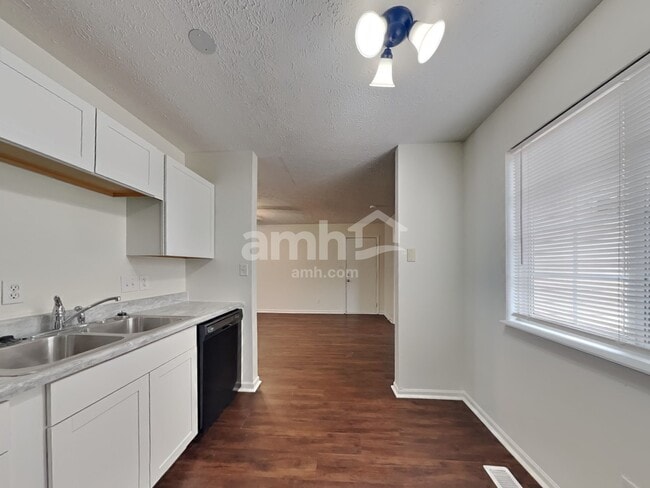 Building Photo - 1758 Roosevelt Dr