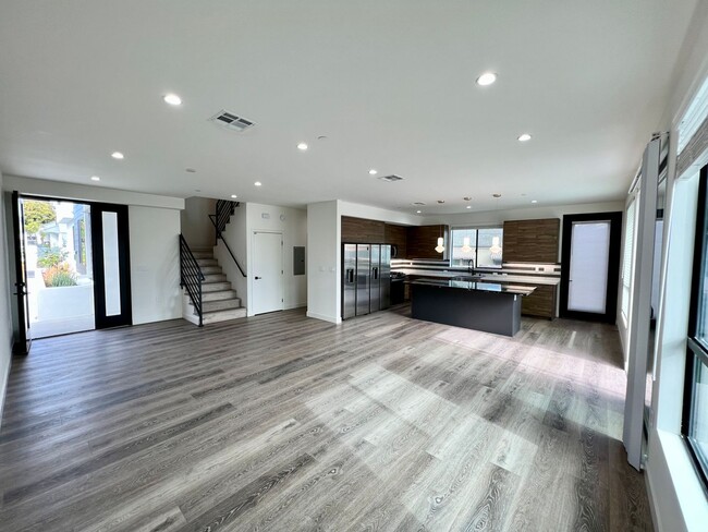 Foto del edificio - 5968 W. 86th PLACE FABULOUS NEW*4BD/4BA*TO...