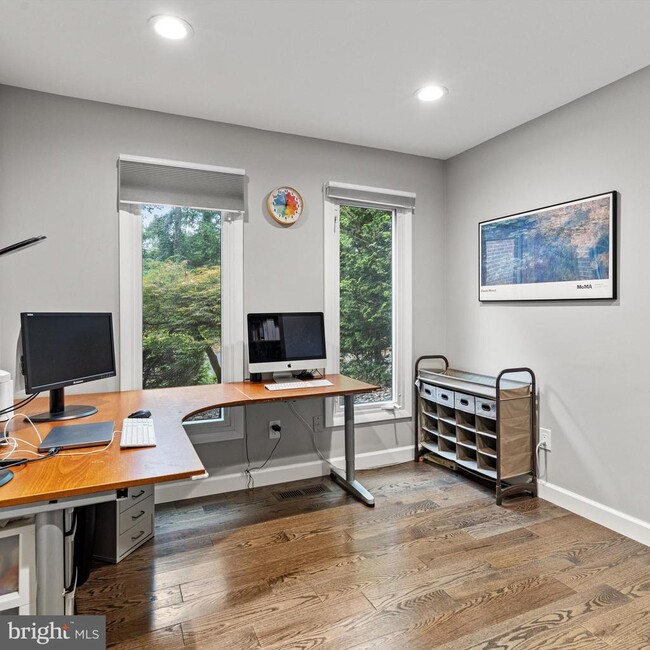 Building Photo - 3704 Oak Hill Way