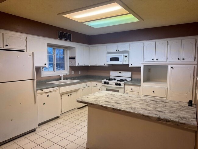 Building Photo - Beautiful 3 Bedroom, 3 Bathroom Home with Large Kitchen & Finished Basement