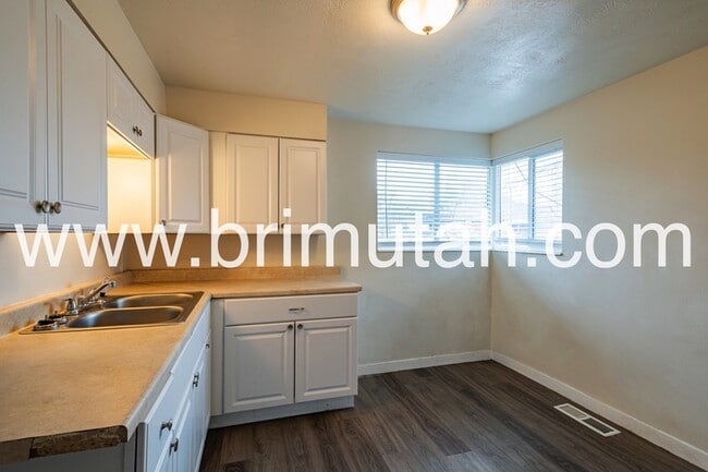 Building Photo - 224 W 400 N