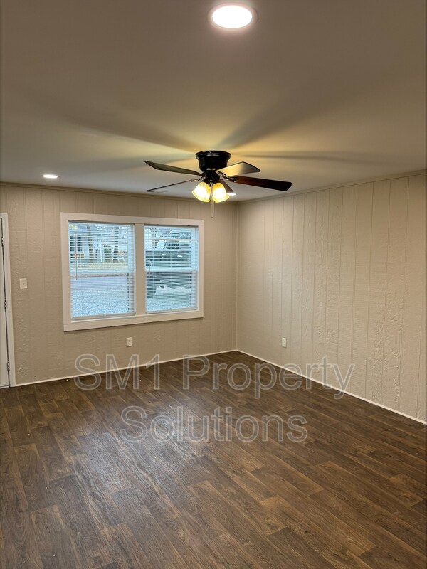 Building Photo - 304 4th St