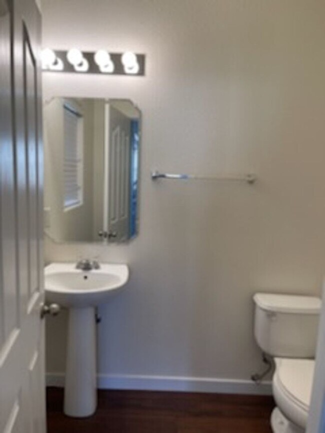 Foto del edificio - 3 bedroom 2.5 bathroom Townhome