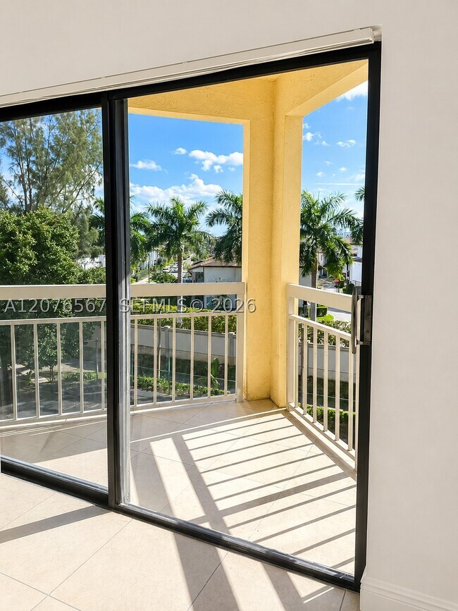 Foto del edificio - 8290 Lake Dr