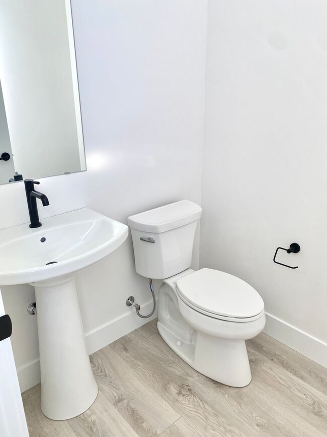 Building Photo - Brand NEW Palisch Townhome in Petrosa - Cl...