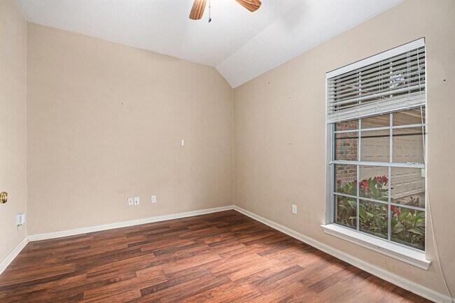 Foto del edificio - 1813 Oakwood Dr E