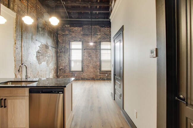 Building Photo - 124 Monroe Ave