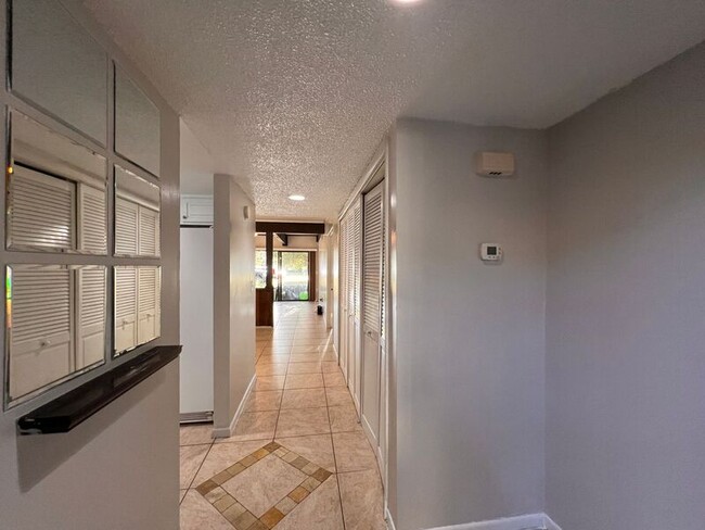 Foto del edificio - 5409 Pine Creek Dr