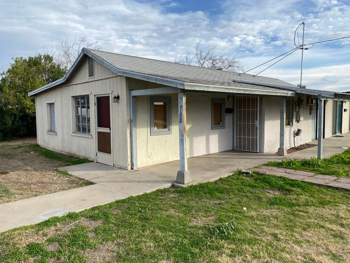 Front - 733 E Palo Verde Dr