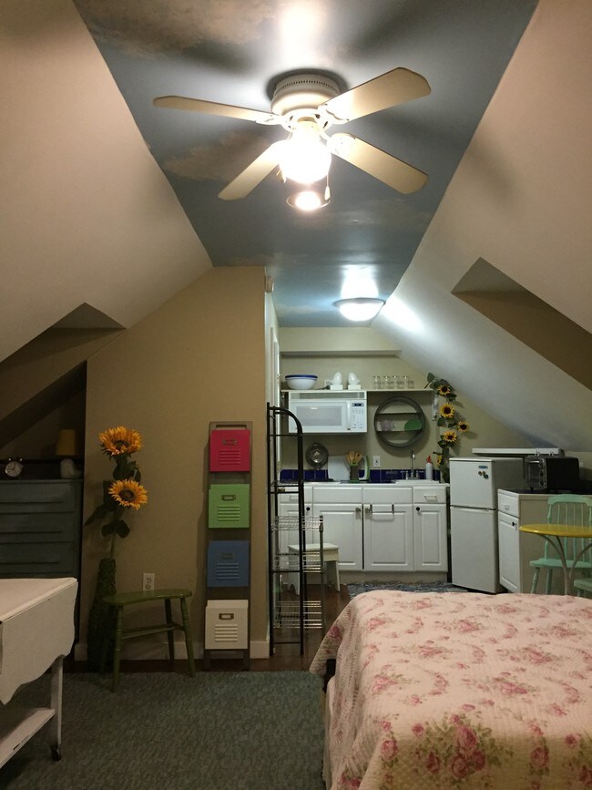 Slanted ceilings w/kitchen - 540 E Taylor St