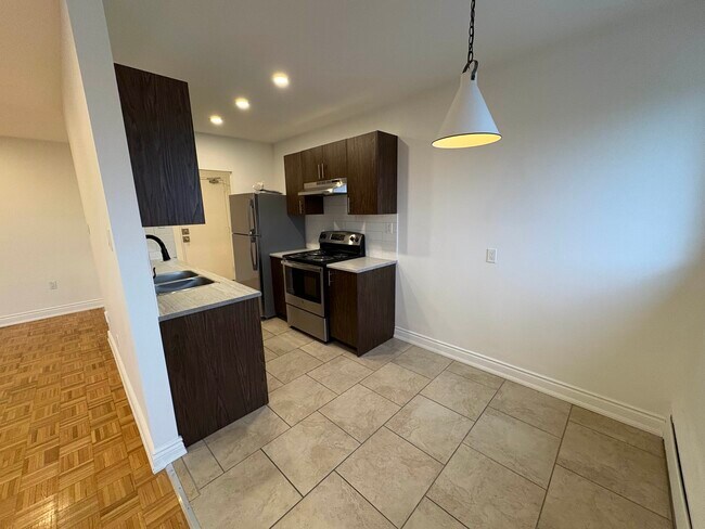 Photo du bâtiment - Spacious 2 Bedroom Unit with Balcony