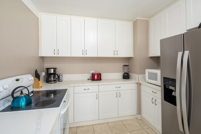 Building Photo - Steps from beautiful Kailua Beach, fully furnished 3 bedroom, 2 bath single family home