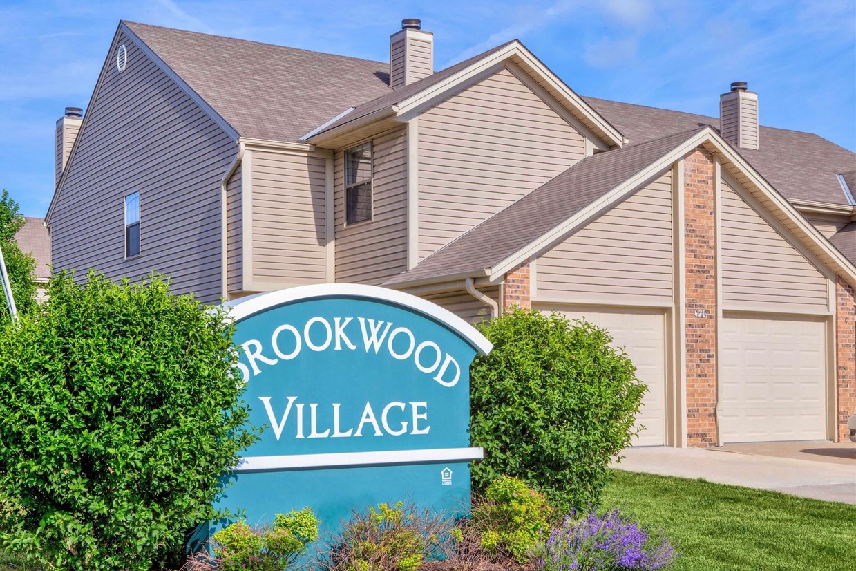 Foto principal - Brookwood Village Townhomes