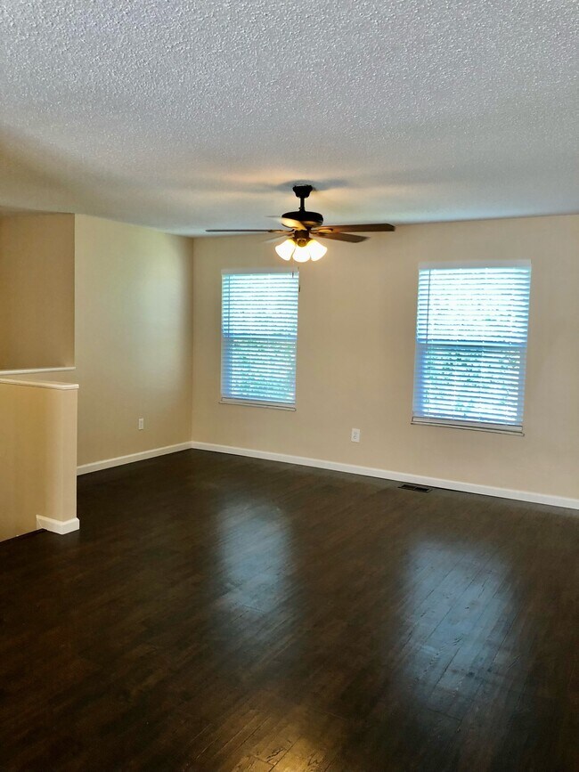 Building Photo - 3176 Pinebrook Dr