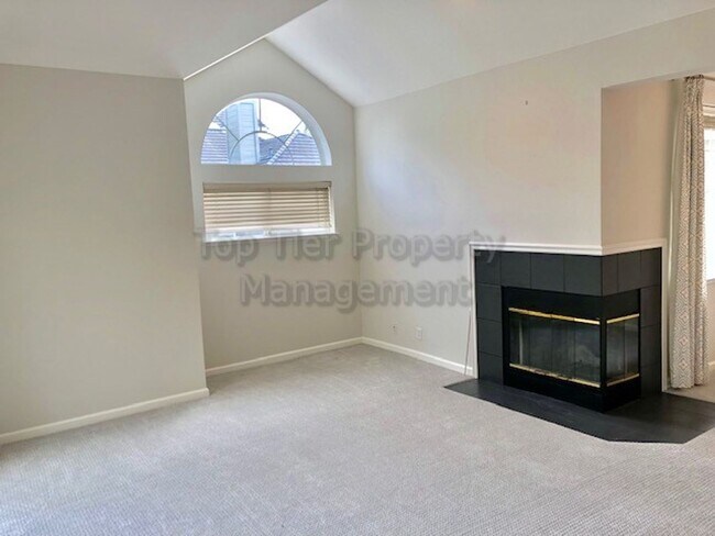 Foto del edificio - Beautiful 3 Bd/2 Ba, 1392 sf updated two-s...