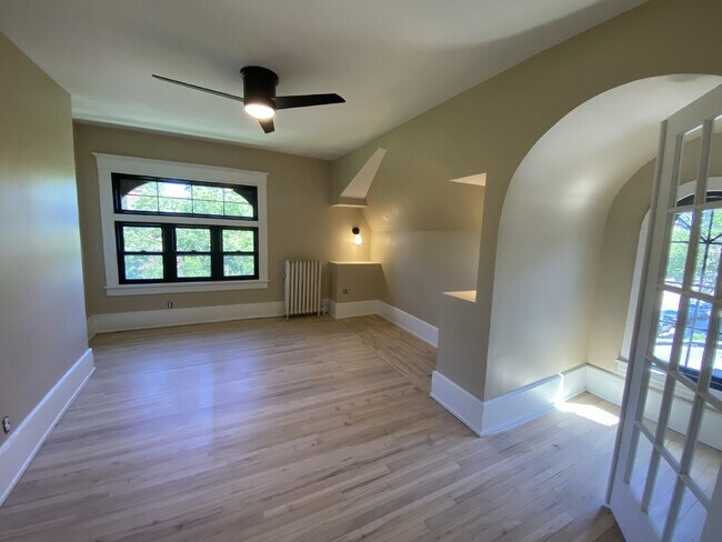 Building Photo - *Restored Historic 3 Bed Penthouse In Desi...