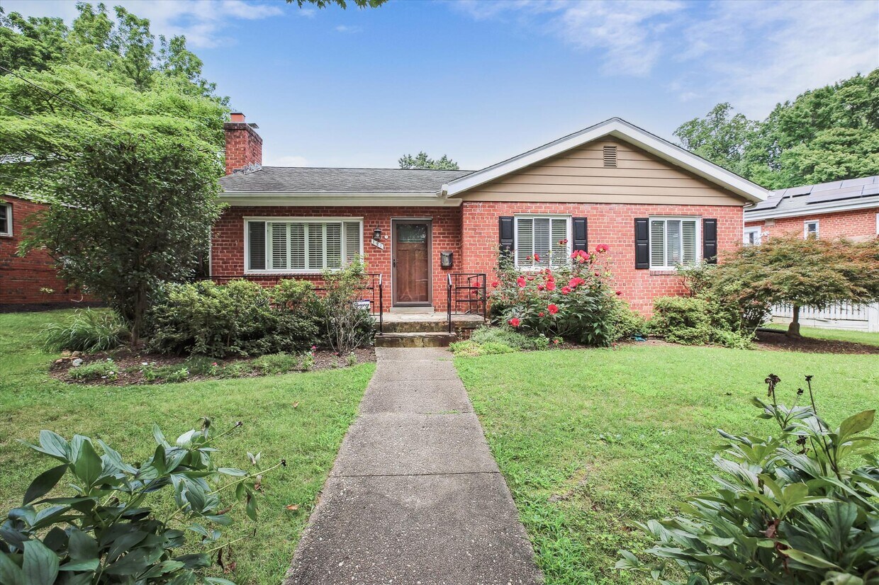 Primary Photo - 121 Fleetwood Terrace