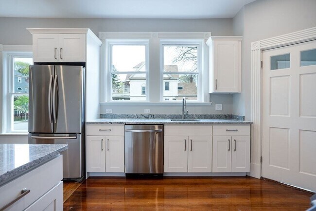 Building Photo - 55 Lyndhurst St