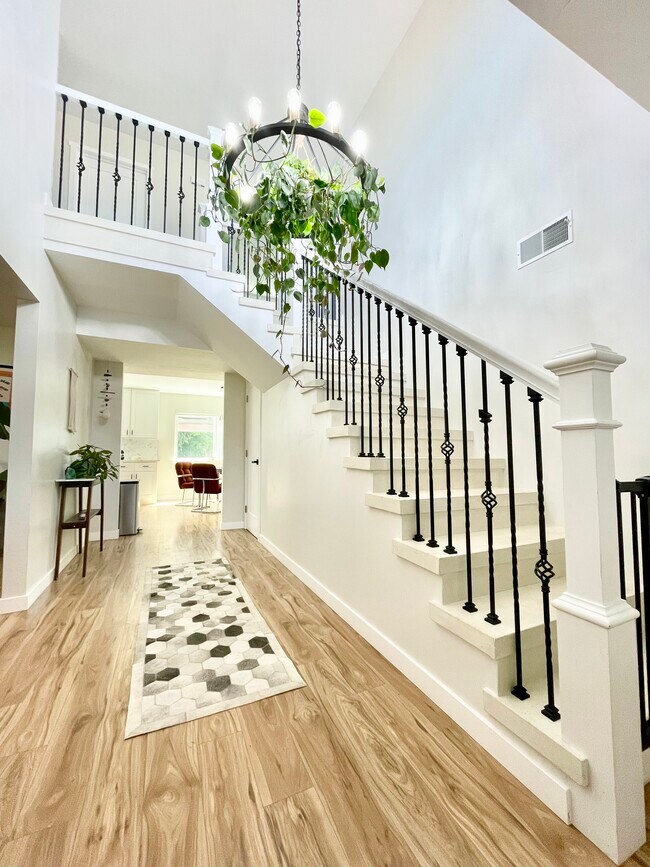 grand entryway - 4526 California Blvd