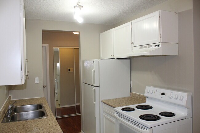 Building Photo - Marcus Manor Apartments