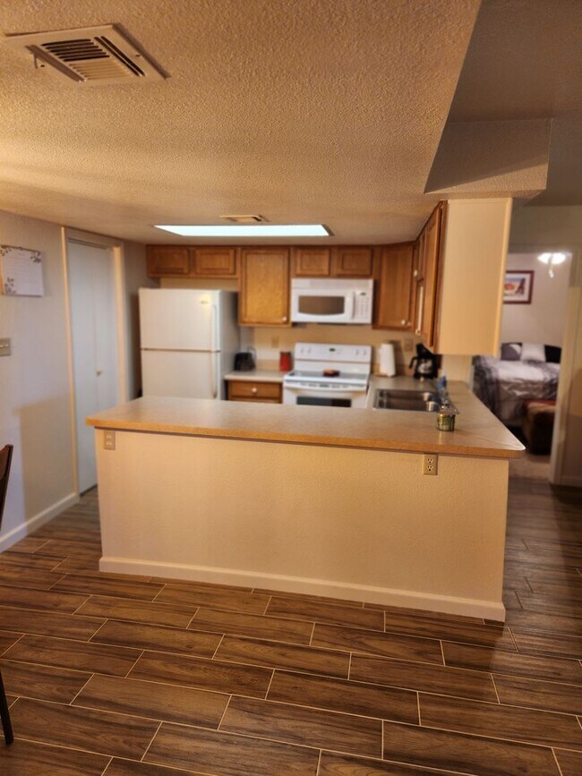 Foto del edificio - 2bd 2 ba ground level unit