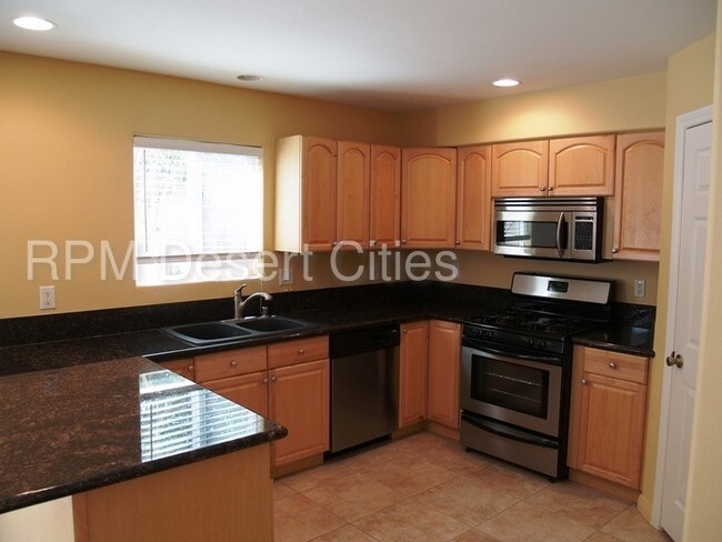 Building Photo - Great 3 Bedroom Town Home in Campus Park!