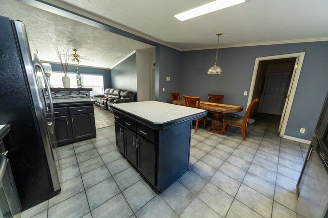 Building Photo - Discover this charming ranch-style home perfect for comfortable living.