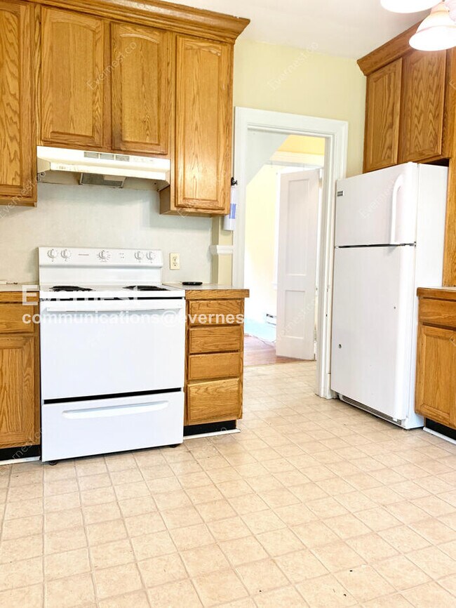 Foto del edificio - 3 Bed, 1 Bath Home with Fenced Yard / Pet-Friendly / Coming Soon!