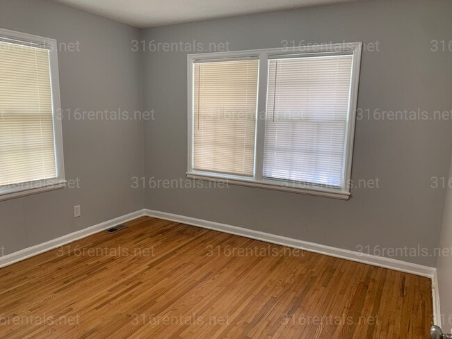 Building Photo - $950 - 2 bedroom 1 bathroom - Single family home *COMING SOON*