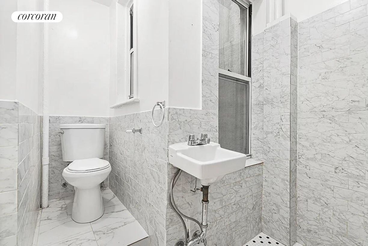 Foto del edificio - 219 E 10th St