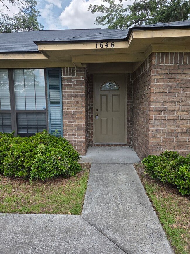 Foto del edificio - 3 Bedroom 2 bath fenced back yard in a quiet neighborhood!!