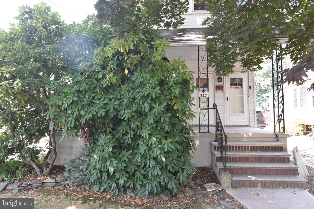 Primary Photo - 353 W Kings Hwy