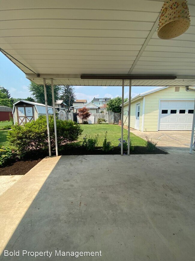 Building Photo - 3 br, 1 bath House - 323 Memorial Blvd.