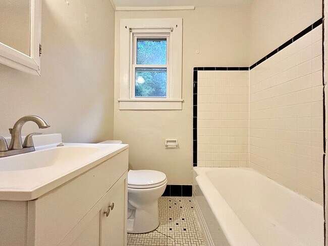 Foto del edificio - 811 Kenmore Ave